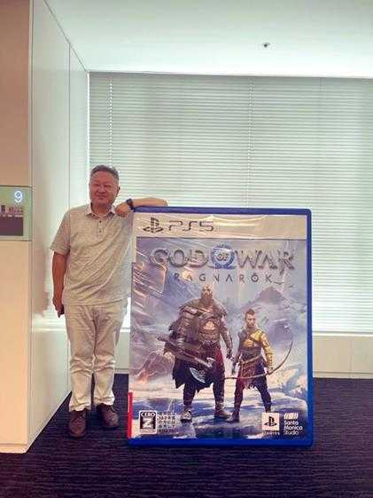 吉田修平晒超大号《战神5》实体盘!大小快有一人高