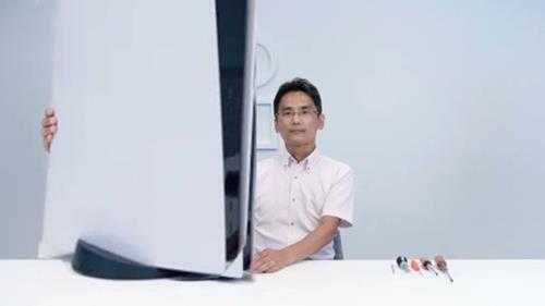 吉田修平晒超大号《战神5》实体盘!大小快有一人高