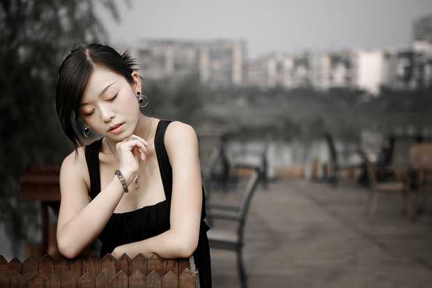 Photoshop教程:MM照片换水晶方块背景